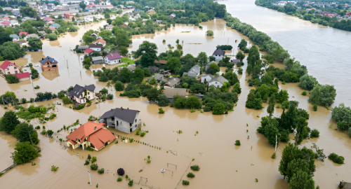 Alluvione in Spagna: Valencia devastata e la visita del re Felipe e del premier Sanchez